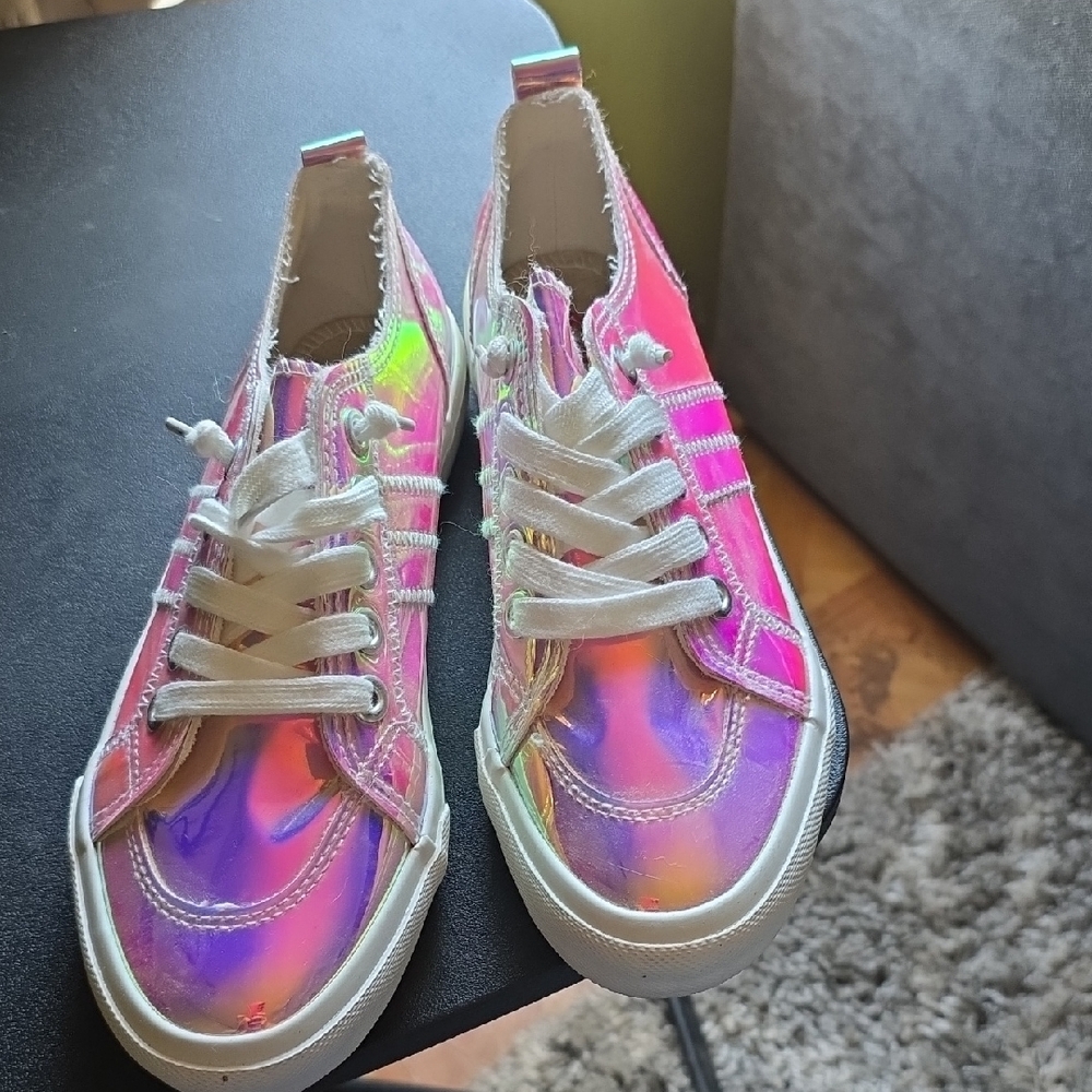 Pink Iridescent Low-Top Sneakers with Reflective Material